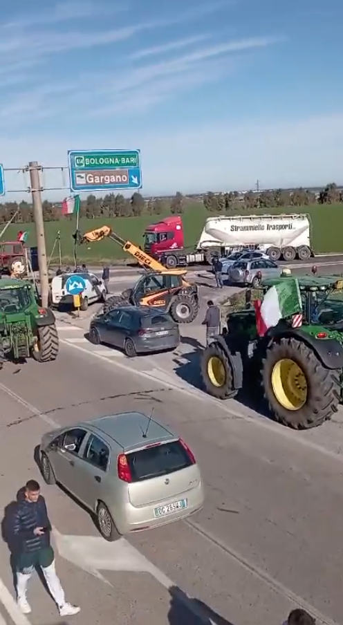Protesta agricoltori Italia - blocco nei pressi del casello di San Severo